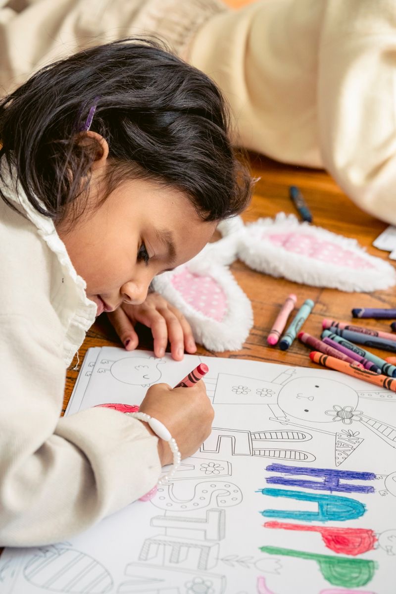 Enfant dessinant avec des crayons