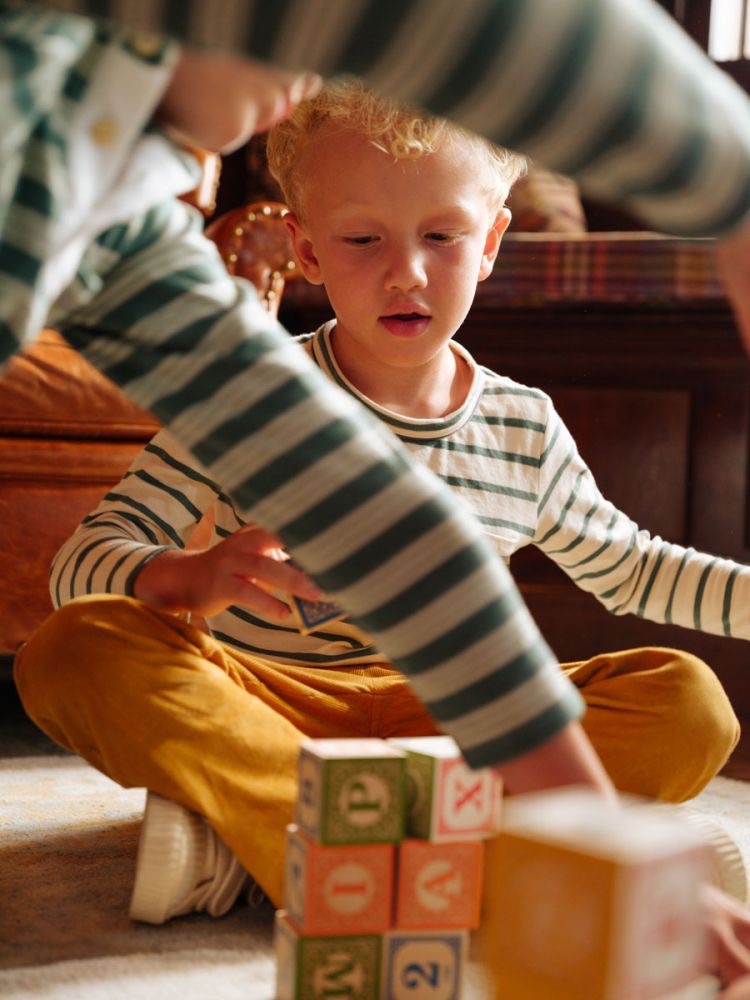 Deux enfants jouant avec des cubes