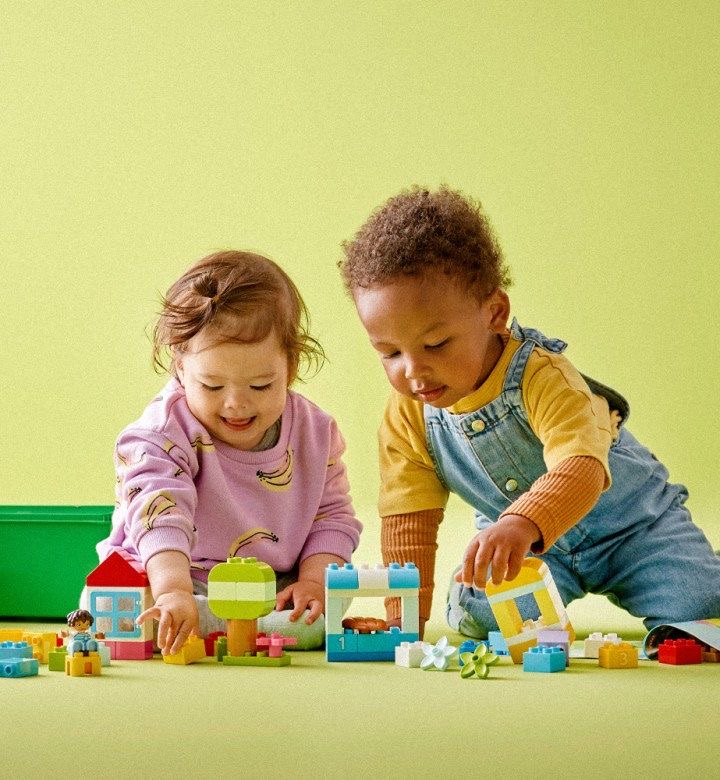 Deux jeunes enfants construisant avec des blocs