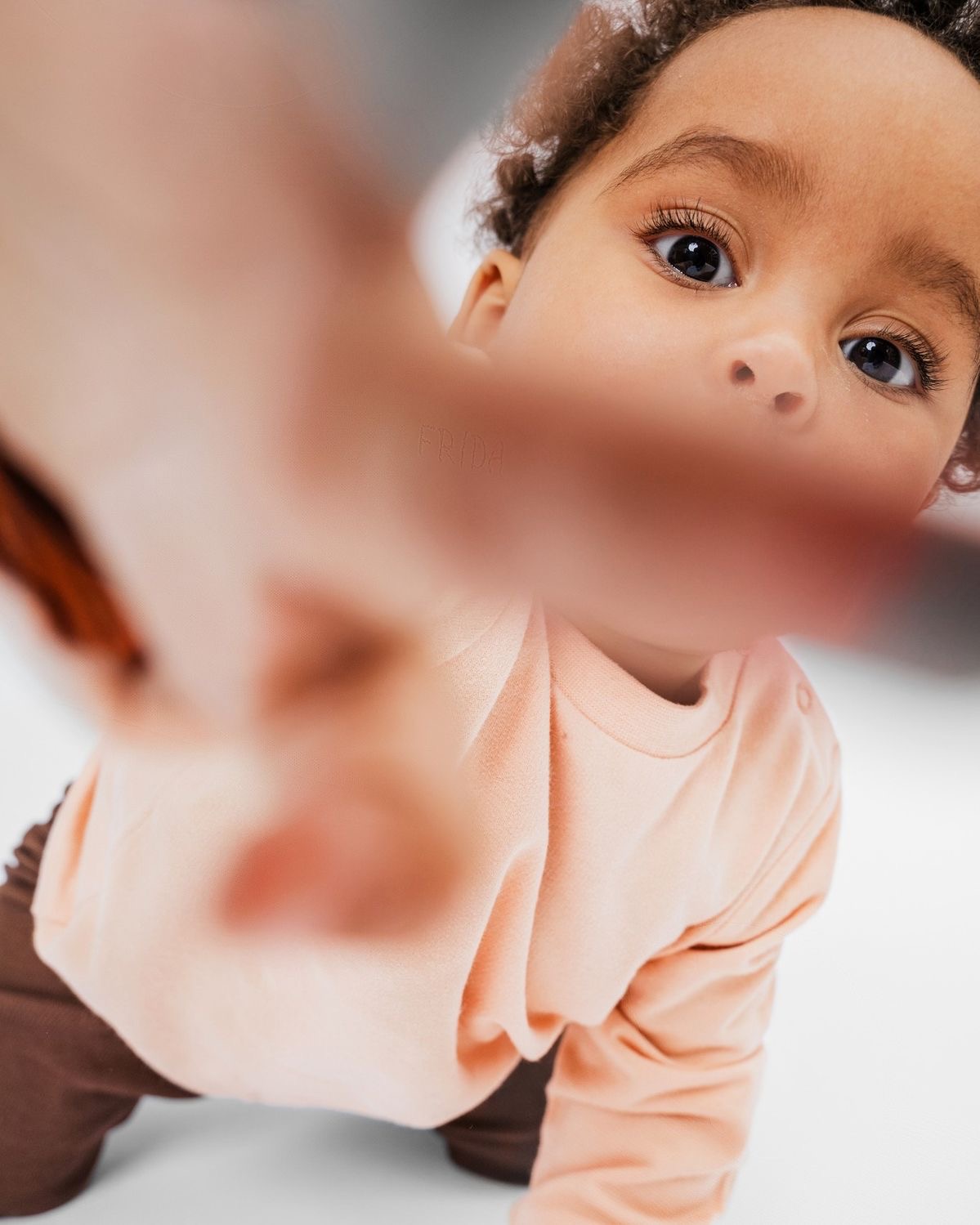 Bébé regardant l’objectif